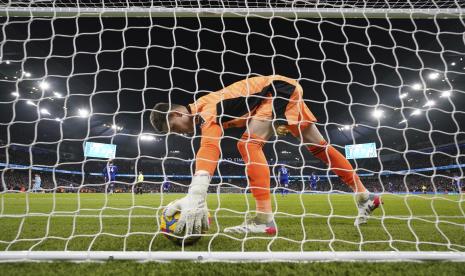 Kiper Leeds United Illan Meslier bereaksi selama pertandingan sepak bola Liga Premier Inggris antara Manchester City dan Leeds United di stadion Etihad di Manchester, Inggris, Rabu (15/12).