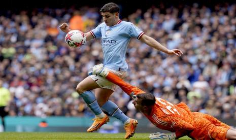 Kiper Leeds United Joel Robles (kanan) berjibaku mengamankan gawangnya dari serangan striker Manchester City Julian Alvarez pada laga lanjutan Liga Primer Inggris 2022/2023 di Stadion Etihad, Sabtu (6/5/2023). City memenangi laga dengan skor 2-1.