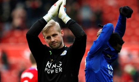 Kiper Leicester City Kasper Schmeichel memberikan applaus kepada penonton setelah bermain imbang 0-0 melawan Middlesbrough.