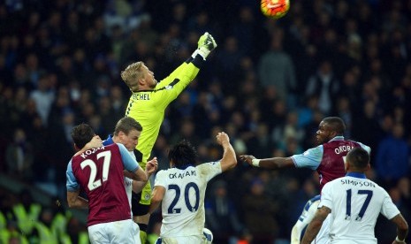 Kiper Leicester City, Kasper Schmeichel (tiga kiri), meninju bola saat menghadapi Aston Villa dalam laga Liga Primer Inggris di Stadion Villa Park, Birmingham, Sabtu (16/1). 