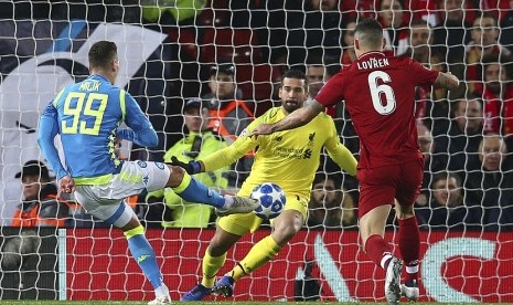 Kiper Liverpool Alisson Becker melakukan penyelamatan penting di laga melawan Napoli dalam fase grup Liga Champions 2018/2019