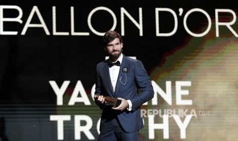  Kiper Liverpool Alisson Becker menerima trofi Lev Yashin sebagai penjaga gawang terbaik pada malam penganugerahana  Ballon dOr 2019. Alisson mendapatkan trofi terbaru Samba Gold 2019.