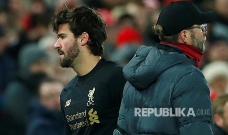 Kiper Liverpool Alisson Becker setelah dikartu merah  pada laga Liga Primer Inggris antara Liverpool melawan Brighton & Hove Albion di Anfield Stadium, Liverpool, Sabtu (30/11) waktu setempat.