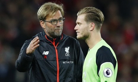 Kiper Liverpool, Loris Karius berbincang dengan pelatih, Juergen Klopp seusai laga Liga Primer lawan Manchester United pada 17 Oktober. Karius kini menjadi kiper utama the Reds menyingkirkan Simon Mignolet.