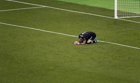  Kiper Liverpool Loris Karius tertunduk setelah kalah 1-3 dari Real Madrid di pertandingan final Liga Champions, Ahad (27/5) WIB dini hari