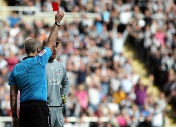  Kiper Liverpool, Pepe Reina (kanan), mendapat kartu merah dari wasit Martin Artkinson setelah menanduk pemain Newcastle United, James Perch, di laga Liga Primer di Sports Direct Arena, Newcastle, Ahad (1/4). 