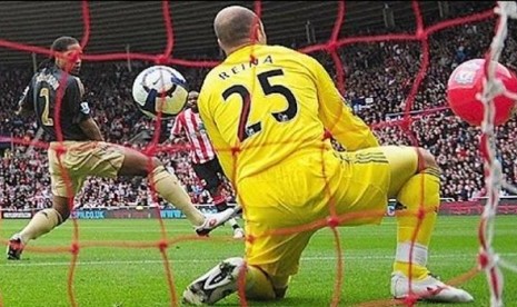 Kiper Liverpool, Pepe Reina kebingungan menahan bola tendangan Darren Bent yang berubah arah karena terkena bola pantai.