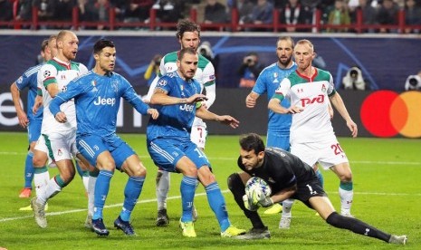 Kiper Lokomotiv Moskow Guilherme berhasil menahan serangan yang dilakukan pemain Juventus, Cristiano Ronaldo dan Leonardo Bonucci