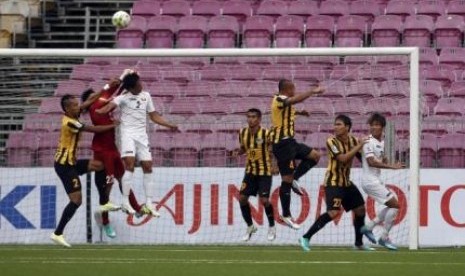 Kiper Malaysia Khairul Fahmi Bin Che Mat menyelamatkan gawangnya dari ancaman pemain Myanmar dalam laga AFF Suzuki Cup 2014, Ahad (23/11).