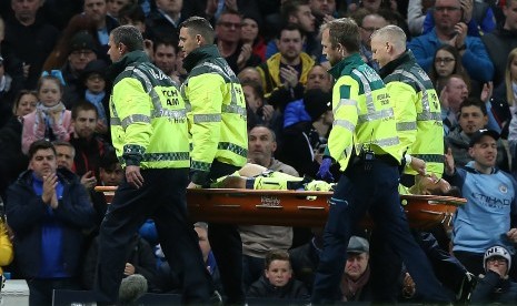 Kiper Manchester City, Claudio Bravo ditandu keluar lapangan pada laga Liga Primer Inggris lawan Manchester United di stadion Etihad, Jumat (28/4) dini hari WIB. Laga berakhir imbang tanpa gol.