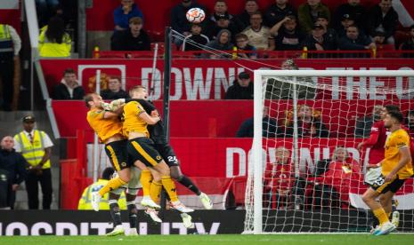 Kiper Manchester United  Andre Onana (kanan) tampak memukul pemain Wolverhampton Wanderers Sasa Kalajdzic ketika kedua tim berlaga pada laga Liga Primer Inggris 2023/2024 di Old Trafford, Selasa (15/8/2023). 