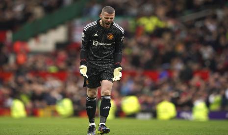 Kiper Manchester United (MU) David de Gea bereaksi setelah pertandingan sepak bola Liga Inggris antara Manchester United dan Newcastle United di Stadion Old Trafford di Manchester, Inggris, Ahad, 16 Oktober 2022. 