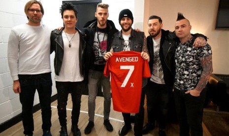 Kiper Manchester United, David De Gea (ketiga kiri) bersama band Avenged Sevenfold.