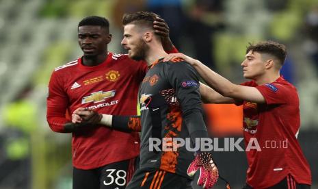 Kiper Manchester United David de Gea (tengah) bereaksi setelah gagal mencetak gol pada adu penalti pertandingan final Liga Eropa UEFA antara Villarreal CF dan Manchester United di Gdansk, Polandia, Kamis (27/5) dini hari WIB.