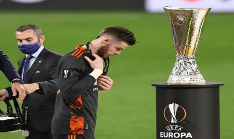 Kiper Manchester United David De Gea tertunduk usai pengalungan medali runnerup Liga Europa 2020/2021.