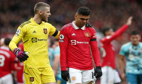 Kiper Manchester United (MU) David De Gea (kiri) menghibur Casemiro yang dikartu merah.