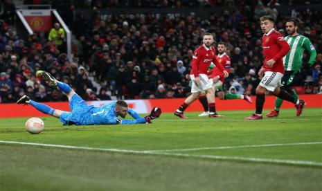 Kiper Manchester United (MU) David De Gea menyaksikan gawangnya dijebol pemain Real Betis Ayoze Perez dalam pertandingan leg pertama 16 besar Liga Europa di Stadion Old Trafford, JUmat (10/3/2023) dini hari WIB. 