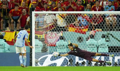  Kiper Maroko Yassine Bounou menghentikan tembakan penalti oleh Sergio Busquets dari Spanyol selama adu penalti pertandingan sepak bola babak 16 besar Piala Dunia 2022 antara Maroko dan Spanyol, di Stadion Education City di Al Rayyan, Qatar, Selasa, 6 Desember 2022.