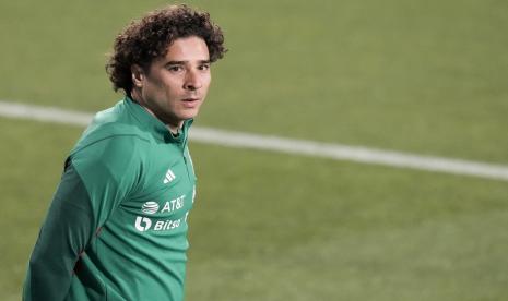  Kiper Guillermo Ochoa jadi bintang Salernitana saat menghadapi AC Milan di Serie A Liga Italia.