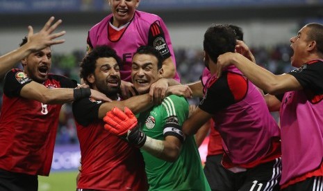 Kiper Mesir, Essam El Hadary merayakan kemenangan timnya setelah babak adu penalti lawan Burkina Faso pada babak semifinal Piala Afrika 2017 di Stade de I'Amitie, Libreville, Kamis (2/2) dini hari WIB. Mesir menang adu penalti 4-3.