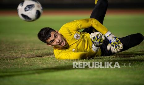 Kiper Nadeo Argawinata menepis bola dalam pertandingan uji coba internal saat latihan Timnas Senior Indonesia di Stadion Madya, kompleks Gelora Bung Karno (GBK), Senayan, Jakarta, Selasa (11/5/2021). Latihan tersebut dilakukan sebagai pesiapan Timnas Indonesia menghadapi Uni Emirat Arab (UEA) di Dubai pada 17 Mei 2021 dan dua laga sisa lainnya di Kualifikasi Piala Dunia 2022 Zona Asia Grup G.