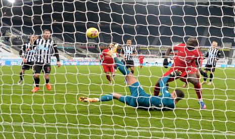 Kiper Newcastle United Karl Darlow (tengah) beraksi mementahkan peluang Liverpool pada lanjutan Liga Primer Inggris 2020/2021, Kamis (31/12) dini hari WIB.