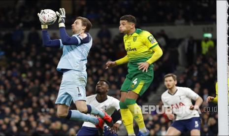 Kiper Norwhich City Tim Krul menangkap bola pada laga putaran kelima Piala FA antara Tottenham Hotspur melawan Norwich City di Tottenham Hotspur, London, Kamis (5/3) dini hari. 