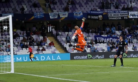 Kiper Pachuca, Oscar Perez (dua kanan), tak mampu menghalau tembakan yang dilepaskan pemain Gremio, Everton (tidak terlihat), dalam laga semifinal Piala Dunia Antarklub di Stadion Hazza Bin Zayed, Al Ain, Uni Emirat Arab, Selasa (12/12). 