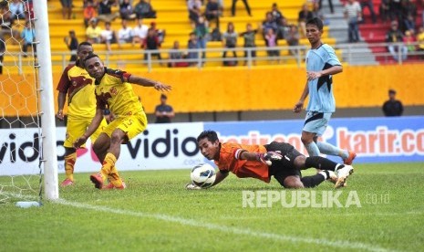 Kiper Persela Lamongan Choirul Huda (kanan). 