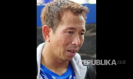 Kiper Persib Bandung I Made Wirawan menjawab pertanyaan wartawan usai sesi latihan di Stadion Arcamanik, Bandung, Senin (21/1). 