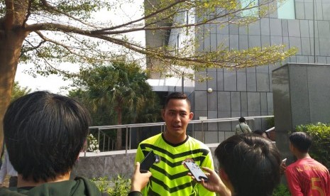 Kiper Persib U-16, Erlangga Setyo yang terpilih dalam skuat Garuda Select saat ditemui di Kedutaan Besar Britania Raya, Jakarta, Selasa (8/10). 