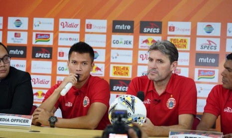 Kiper Persija Shahar Ginanjar (kiri)