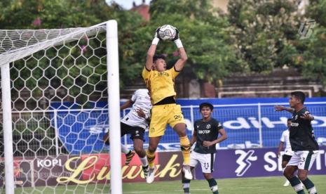 Kiper Persikabo 1973 Syahrul Fadil memetik bola saat berhadapan dengan Persipura Jayapura dalam lanjutan Liga 1, Sabtu (5/3/2022). Persikabo bermain imbang 1-1 lawan Persipura. 