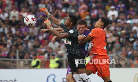 Kiper Persiraja Banda Aceh Fakrurrazi (kiri) mencoba menangkap bola dibayang-bayangi pesepak bola Persik Kediri Nikola Asceric (tengah) saat pertandingan Liga 1 2020 di stadion Brawijaya, Kota Kediri, Jawa Timur, Sabtu (14/3/2020).