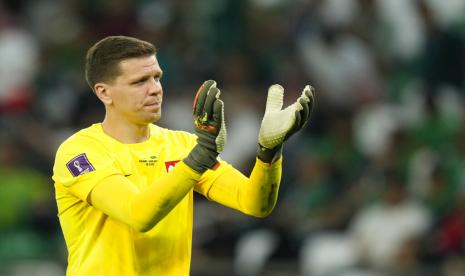  Kiper Polandia Wojciech Szczesny memberi tepuk tangan kepada para penggemar di akhir pertandingan sepak bola Grup C Piala Dunia antara Polandia dan Arab Saudi, di Stadion Education City di Al Rayyan, Qatar, Sabtu, 26 November 2022.