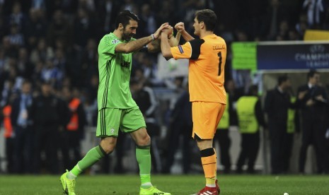 Kiper Porto Iker Casillas (kanan) dan kiper Juventus Gianluigi Buffon menyapa satu sama lain di akhir babak 16 besar Liga Champions, leg pertama di stadion Dragao di Porto, Portugal, Rabu (22/2).