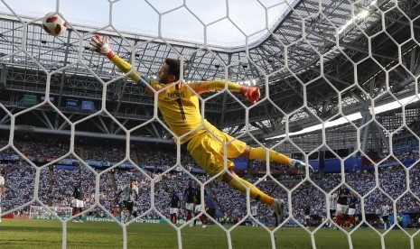  Kiper Prancis Hugo Lloris gagal menangkap bola tendangan pemain Argentina Angel Di Maria. Babak pertama kedua tim berakhir imbang 1-1. 