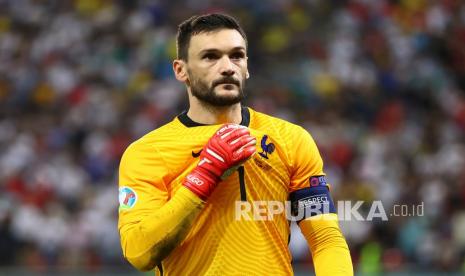 Kiper Prancis Hugo Lloris memberi isyarat saat adu penalti dalam pertandingan babak 16 besar Piala Eropa 2020 antara Prancis dan Swiss di stadion National Arena, di Bucharest, Rumania, Selasa (29/6) dini hari WIB.