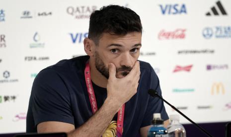 Kiper Prancis Hugo Lloris mendengarkan seorang reporter saat konferensi pers di Doha, Qatar, Sabtu, 3 Desember 2022, menjelang pertandingan sepak bola Piala Dunia antara Prancis dan Polandia. 