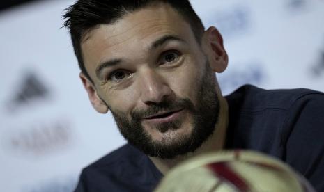 Kiper Prancis Hugo Lloris menjawab pertanyaan saat konferensi pers di Doha, Qatar, Sabtu, 17 Desember 2022 menjelang pertandingan sepak bola final Piala Dunia antara Prancis dan Argentina. 