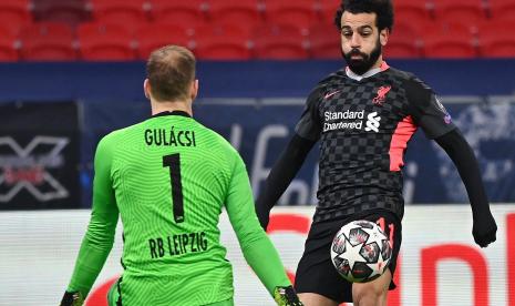 Kiper RB Leipzig asal Hungaria Peter Gulacsi (kiri) berhadapan dengan Mohamed Salah dari Liverpool. Salah mencetak satu gol dalam kemenangan Liverpool 2-0.