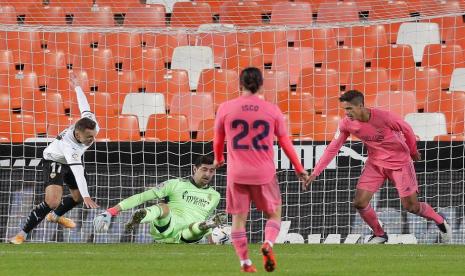 Kiper Real Madrid Thibaut Courtois (kedua kiri) berjibaku menyelamatkan gawangnya saat menghadapi Valencia.