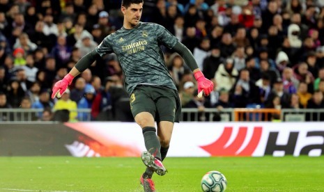  Kiper Real Madrid Thibaut Courtois tampil mengesankan dengan meredam serangan Barcelona dalam laga el classico pada Senin (2/3) dini hari WIB. 