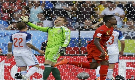 Kiper Rusia Igor Akinfeev harus mengabil bola dari gawangnya usai dibobol pemain debutan Belgia Divock Origi 