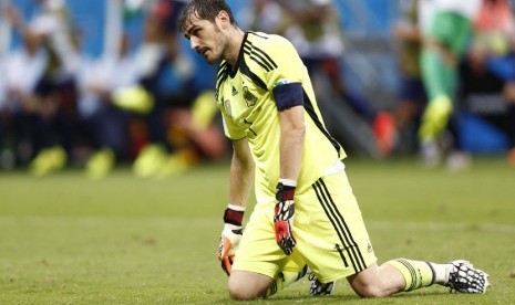 Kiper senior Timnas Spanyol, Iker Casillas, tertunduk lesu setelah gawangnya kebobolan dalam laga lawan Belanda di laga Grup B Piala Dunia 2014 di Arena Fonte Nova, Salvador, Jumat (13/6). 