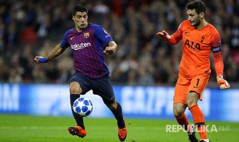 Kiper Spurs  Hugo Lloris menyelamatkan bola dari tendangan Luis Suarez pada pertandingan Grup B Liga Champions antara Tottenham Hotspurs melawan Barcelona FC di Stadion Wembley, London, Kamis (4/10) dini hari.