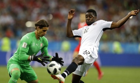 Kiper Swiss Yann Sommer (kiri) dan pemain Kosta Rika Joel Campbell memperebutkan bola dalam pertandingan Grup E, Kamis (28/6), di Stadium Nizhny Novgorod.