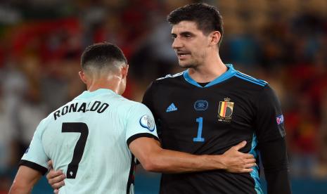 Cristiano Ronaldo (kiri) berbicara dengan Thibaut Courtois.