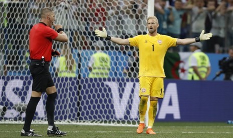 Kiper tim nasional Denmark Kasper Schmeichel (kanan) saat laga melawan Kroasia di babak 16 besar Piala Dunia 2018