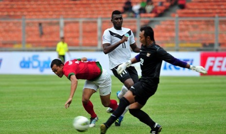 Kiper Timnas Endra Prasetya (kanan) dan Bek Handi Ramdhan (kiri)